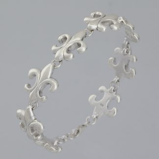 Pulsera con dijes de flores de lis de 19 cm.