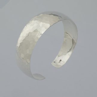Brazalete facetado convexo de 2 cm. de ancho.