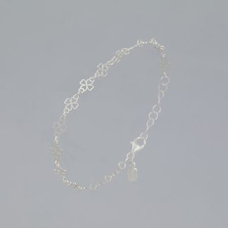 Pulsera tréboles calados de 16-18,5 cm.