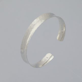 Brazalete facetado cóncavo de 1 cm de ancho.