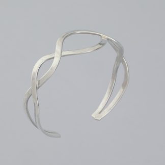Brazalete infinitos de 2,25 cm de ancho.