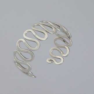 Brazalete liso ondas de 2,3 cm de ancho.