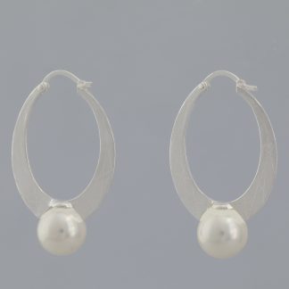 Pendientes tipo aro con perla de 3,75 cm de altura.