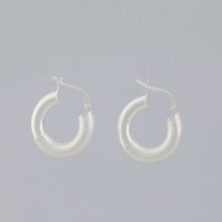 Pendientes aro liso y punteado de 2,2 cm de altura.