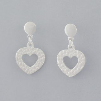 Pendientes corazón granulado de 2,63 cm de altura.