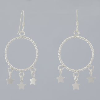 Pendientes aro de 2 alambres entrelazados 3 estrellas de 5,16 cm de altura.