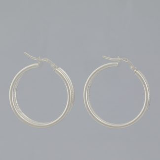 Pendientes aro plano martilleado de 3,07 cm de altura.