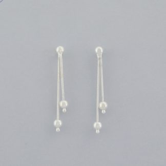 Pendientes 3 bolitas suspendidas de 3,95 cm de altura.