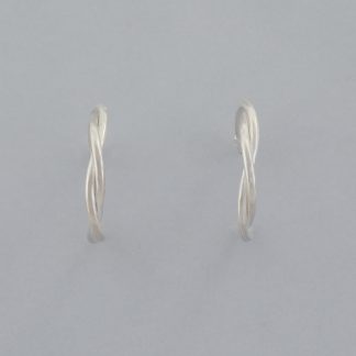 Pendientes dos alambres entrelazados de 2,4 cm de altura.