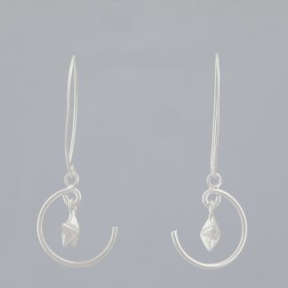 Pendientes gancho pez estrella luna de 4,55 cm de altura.