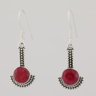 Pendientes labrados corindón rojo de 3,58 cm de altura.