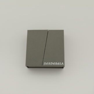 Cajita Berderela gris de 10x10x3,2 cm.
